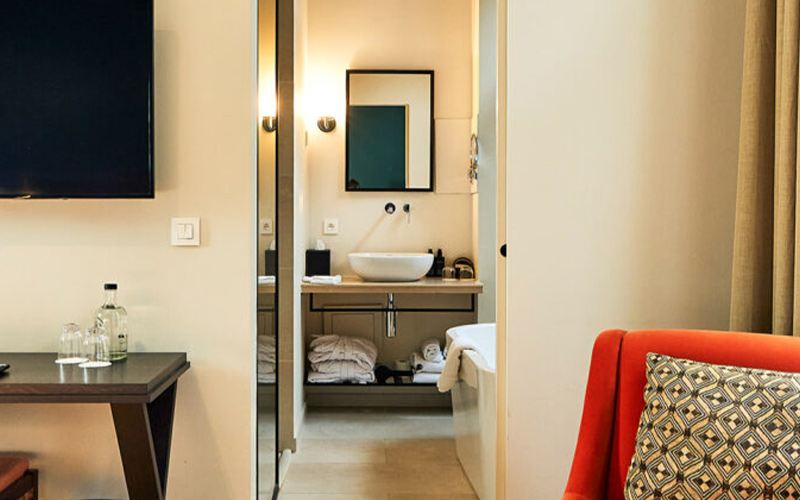 hotel-franq-deluxe-bathroom-example